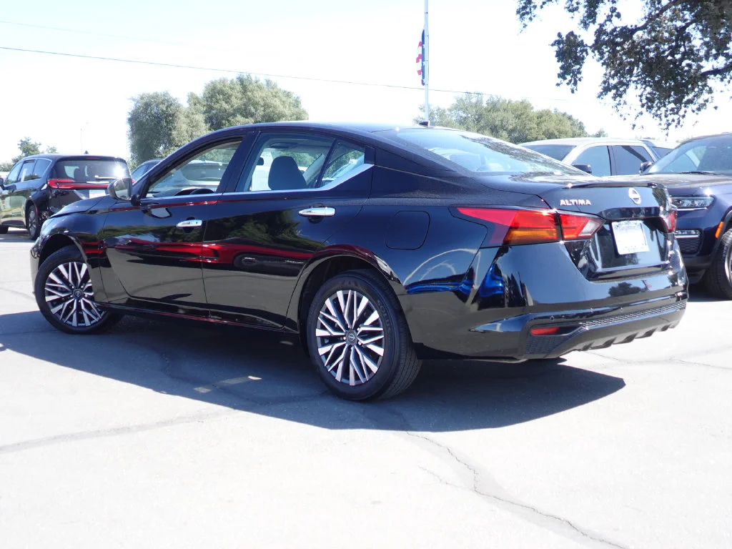 Used 2025 Super Black Clearcoat Nissan 2.5 SV image 9