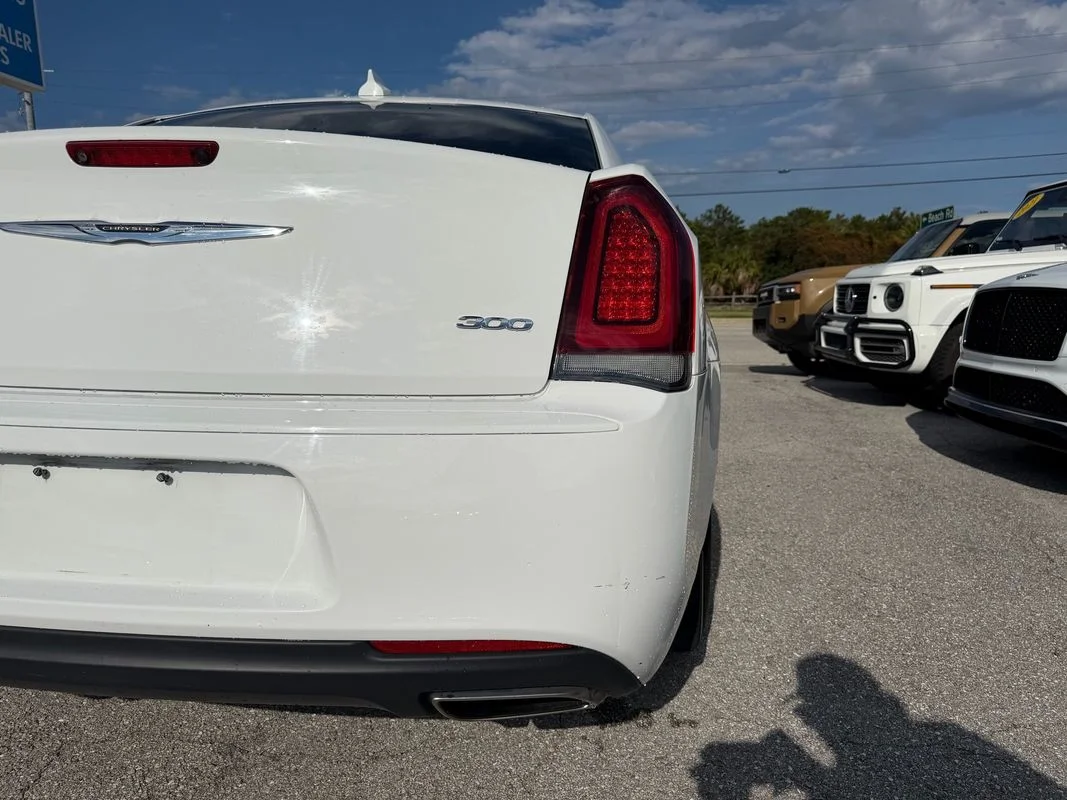 Used 2019  Chrysler Touring image 7