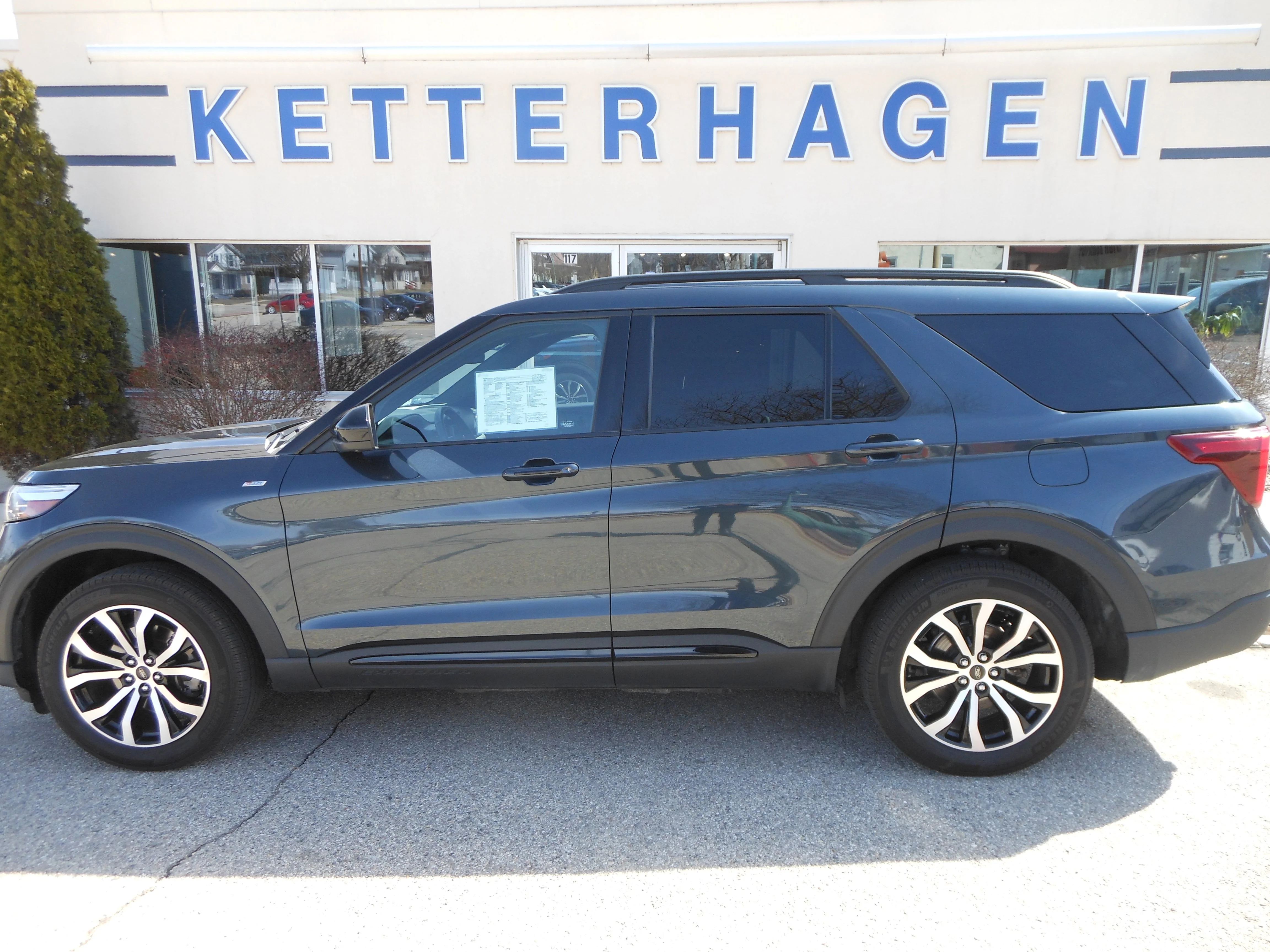2022 Ford Explorer ST-LINE 4WD's photo