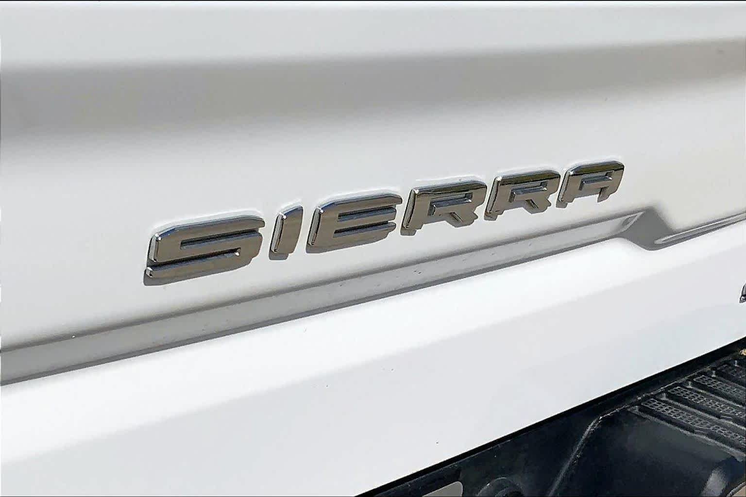 Used 2025 Summit White GMC SLT image 10