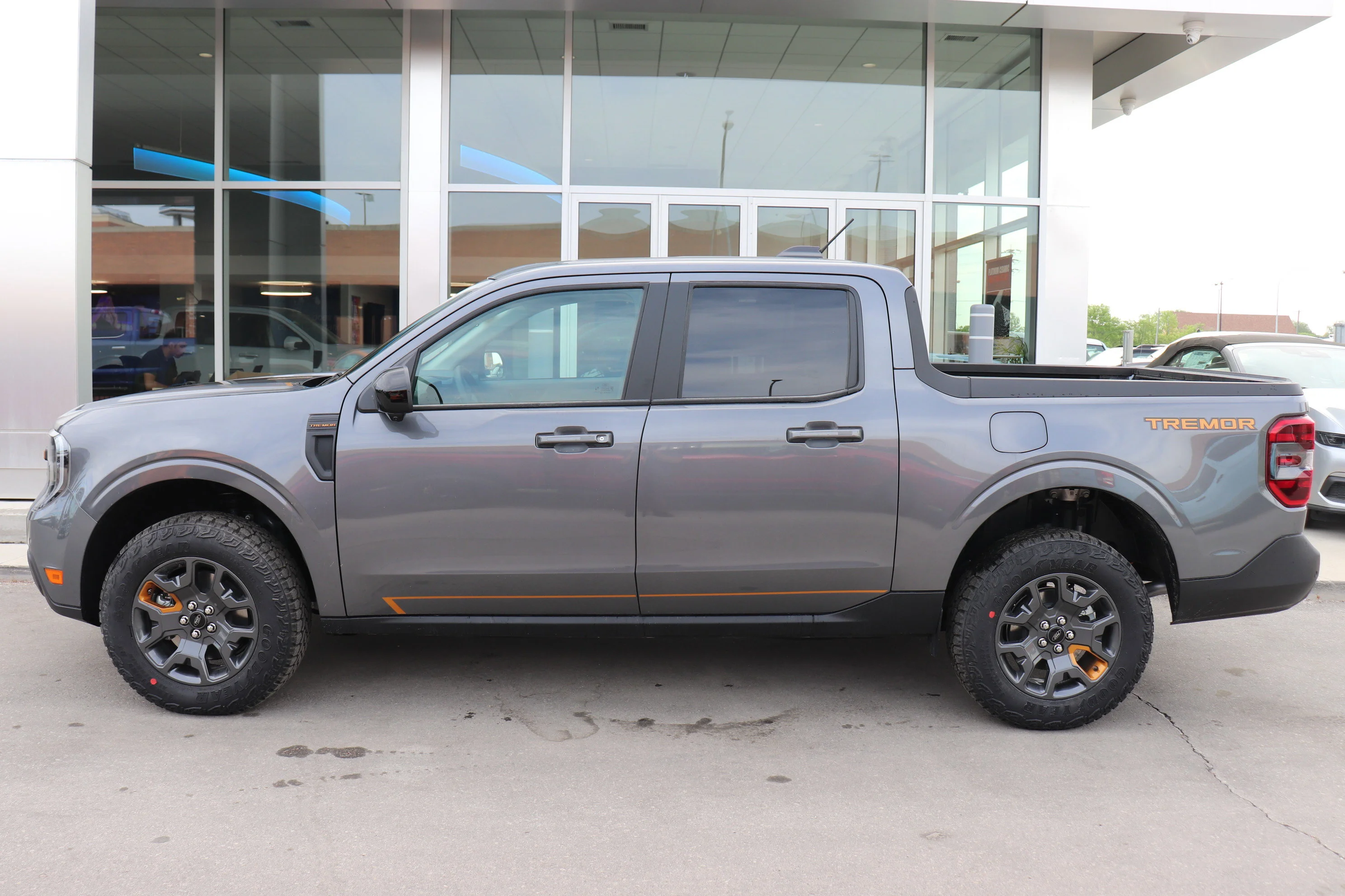 New 2026 CARBONIZED GREY METALLIC Ford Tremor image 3