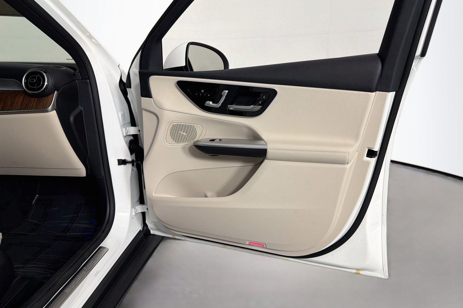 New 2026 Polar White Mercedes-Benz GLC 300 SUV image 23