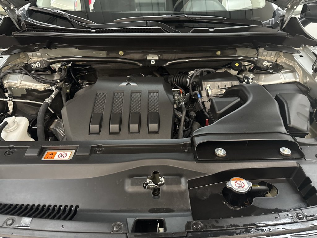 Used 2023 Silver Mitsubishi LE image 31