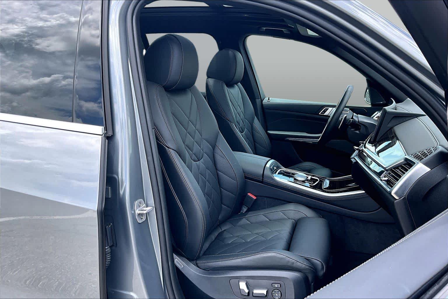 Used 2025 Skyscraper Grey Metallic BMW sDrive40i image 9