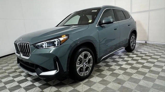 New 2026 Cape York Green Metallic BMW xDrive28i image 3
