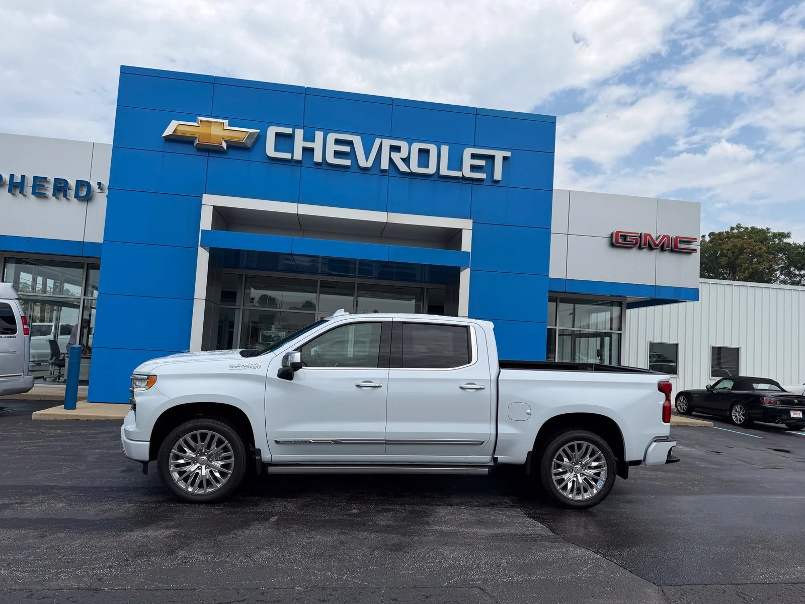 New 2026 Polar White Tricoat Chevrolet High Country image 2