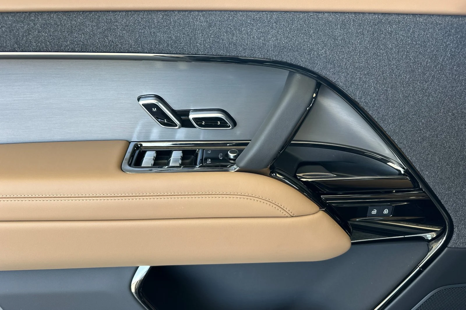 New 2026 Varesine Blue Land Rover SE image 11