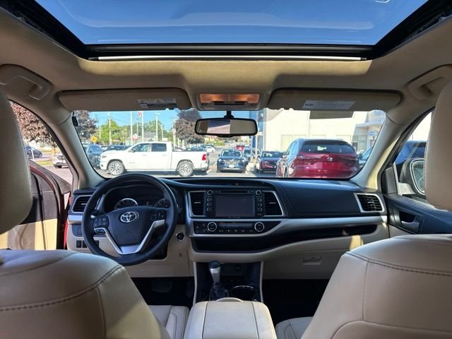 Used 2016 Red Toyota XLE V6 image 17