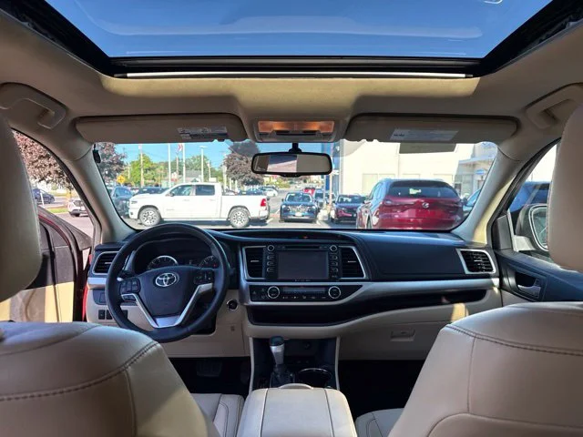 Used 2016 Red Toyota XLE V6 image 17