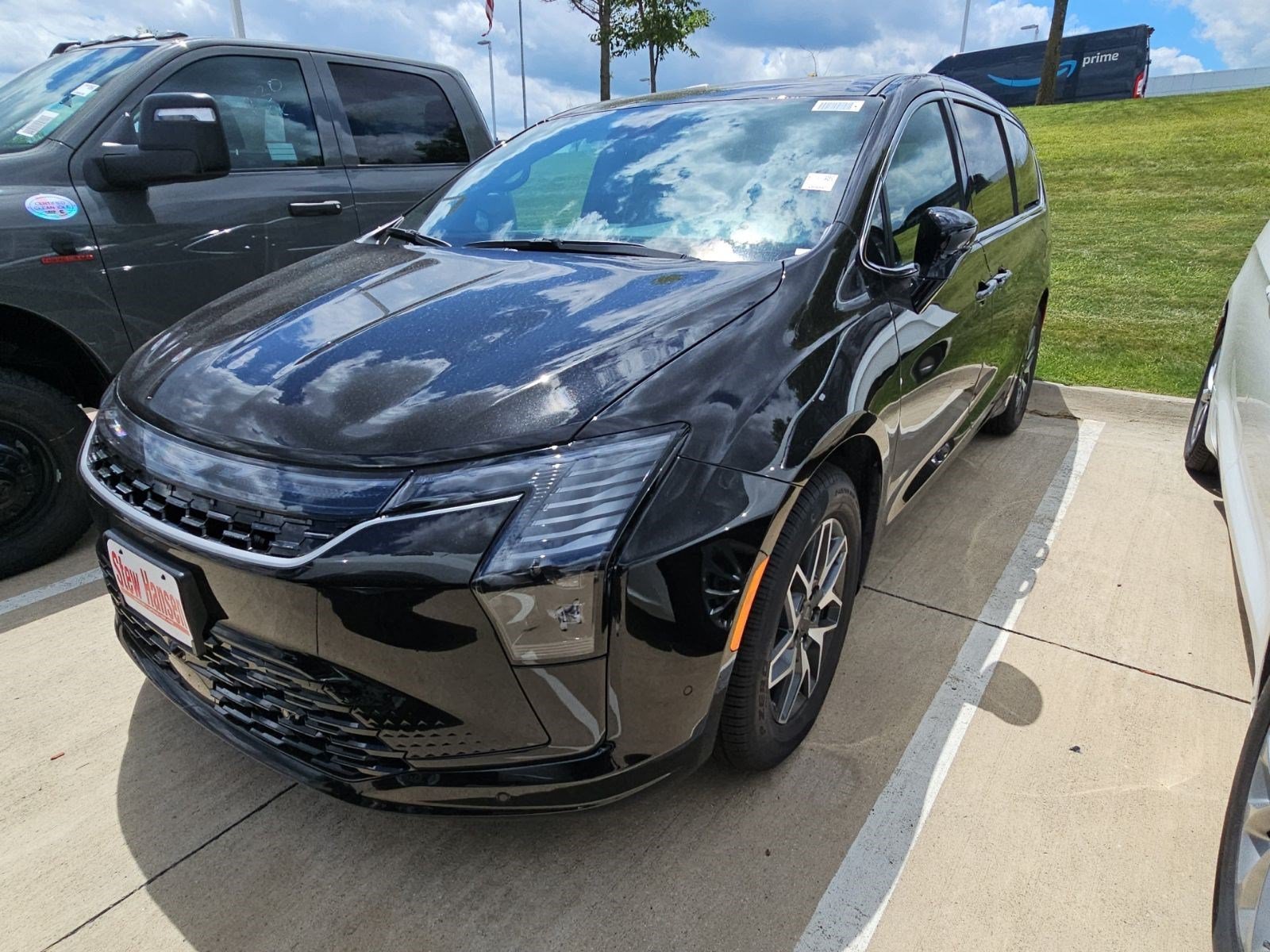 2027 Chrysler Pacifica Limited's photo