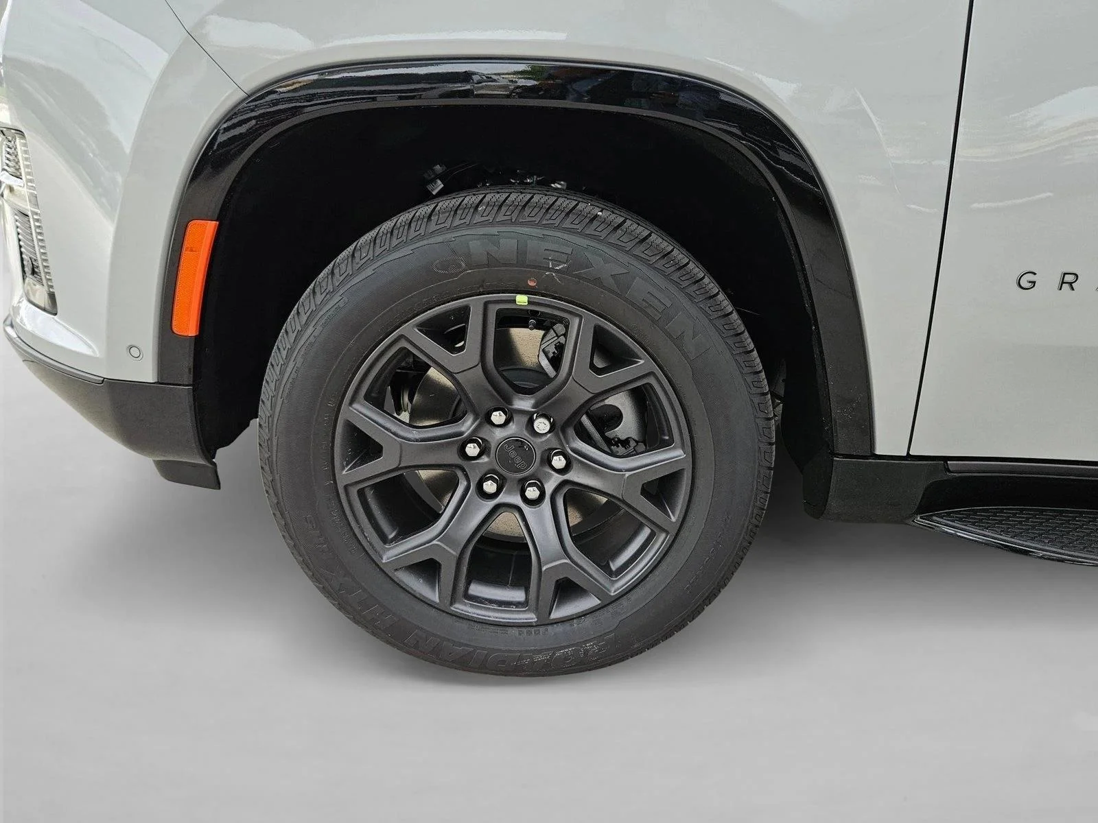 New 2026 Silver-Zynith Exterior Paint Jeep Limited Altitude image 10
