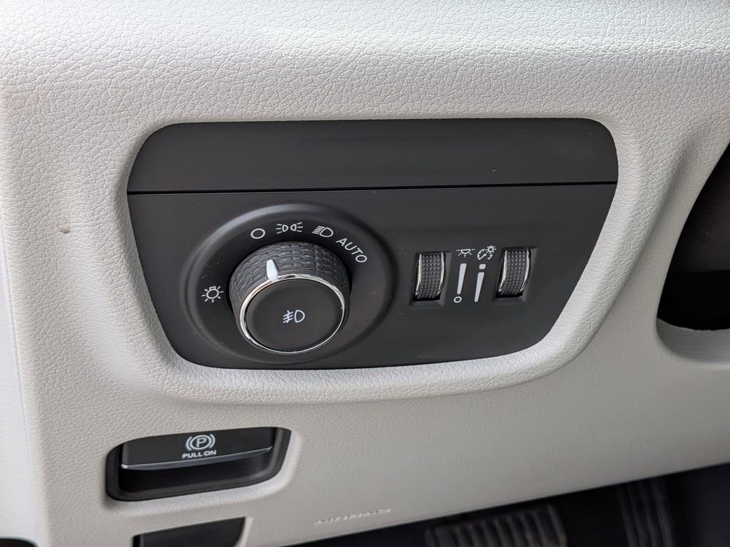 Used 2023 White Jeep Overland image 18