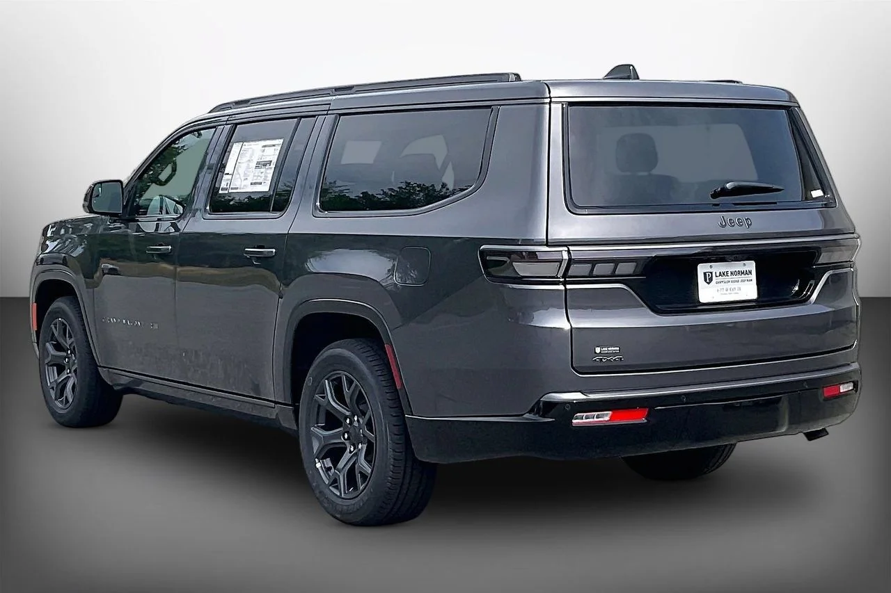 New 2026 Baltic-Gray Metallic Clear-Coat Exterior Paint Jeep Limited Altitude image 6
