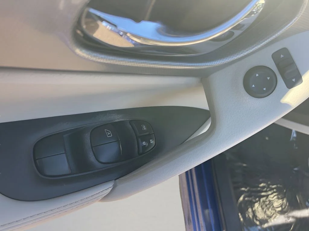 Used 2020 Blue Nissan SL image 31