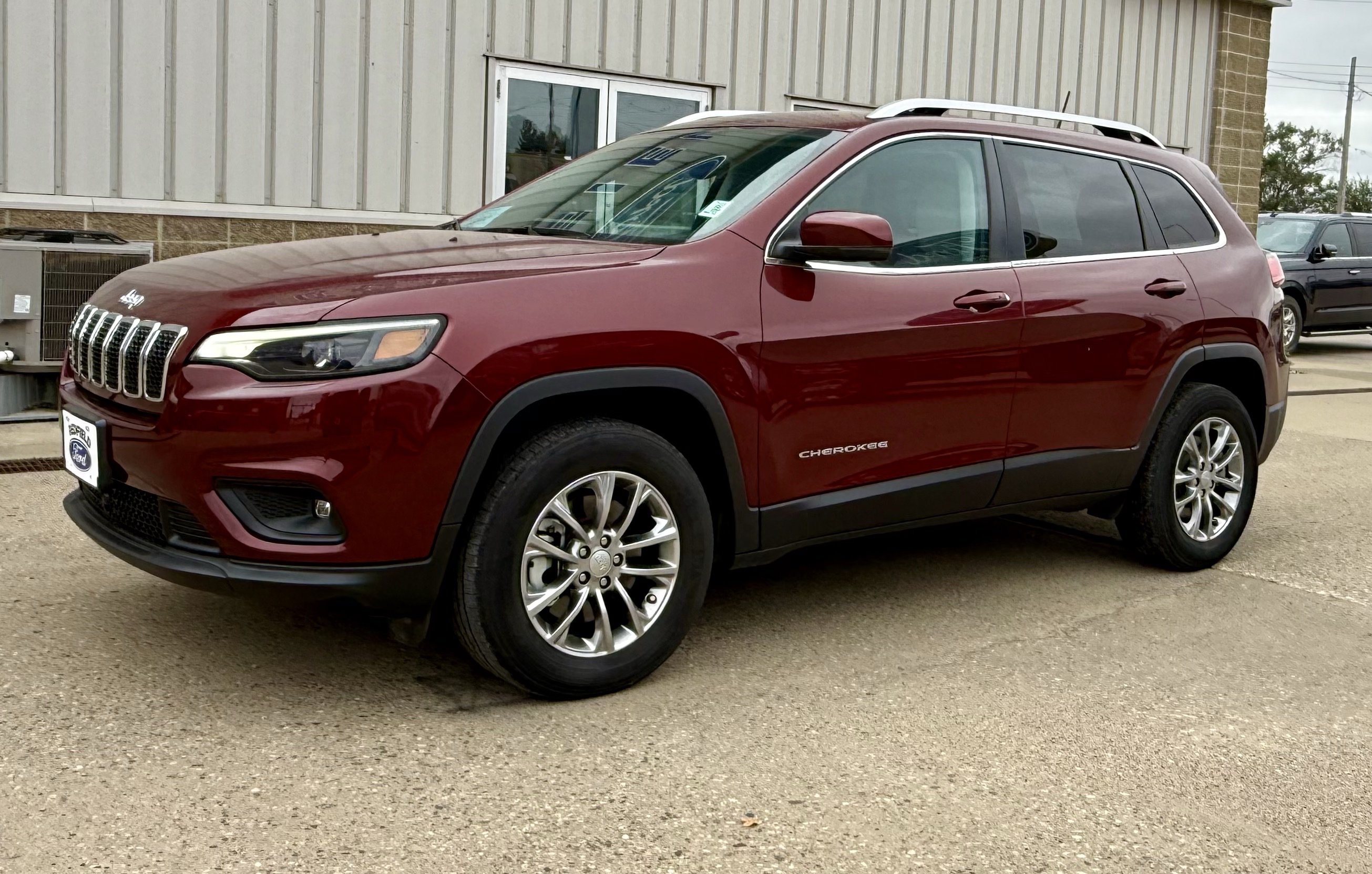 Used 2021 Velvet Red Pearlcoat Jeep Latitude Lux image 2
