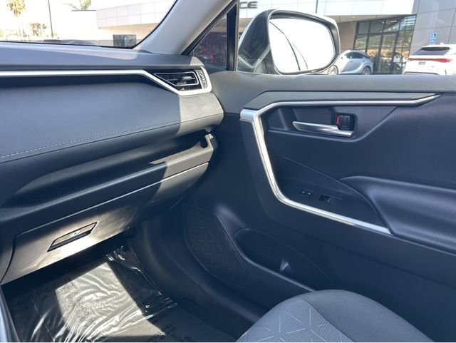 Used 2022 Silver Toyota XLE image 8