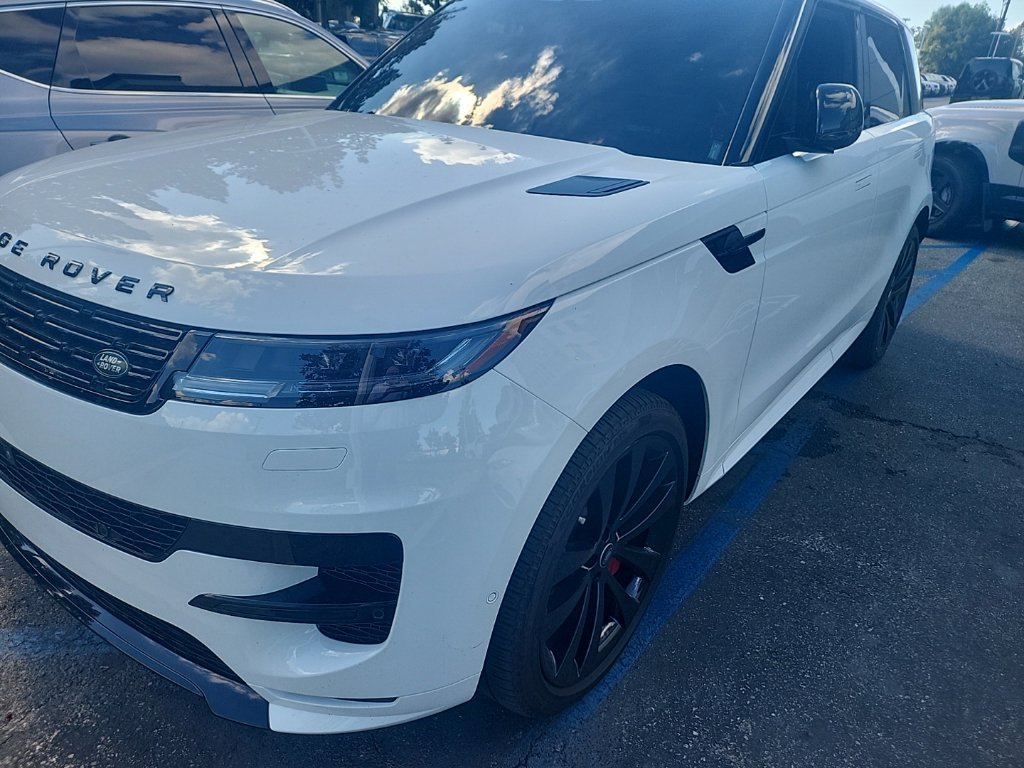 Used 2025 Fuji White Land Rover Dynamic SE image 1