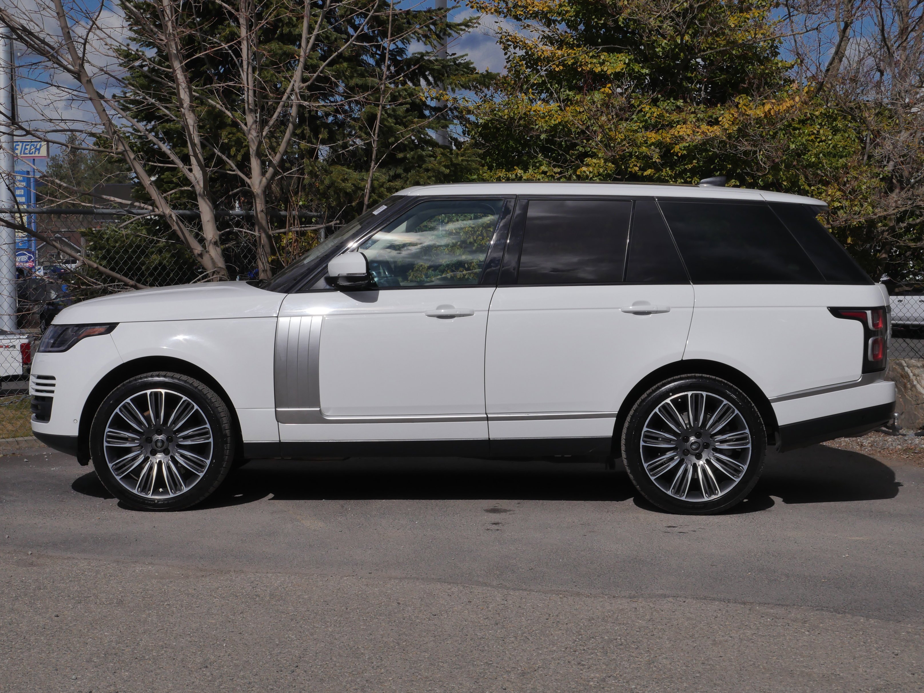 Used 2019 Fuji White Land Rover  image 20