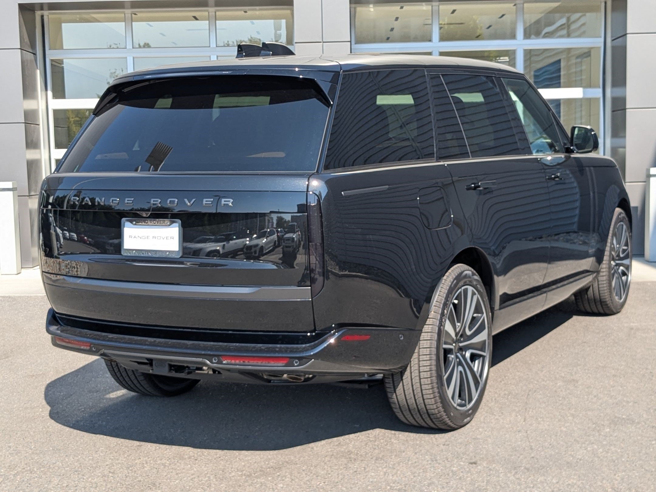 New 2026 Santorini Black Land Rover P530 SE LWB 7 Seat image 5