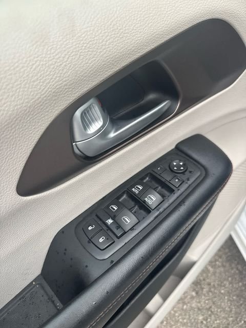 Used 2017 White Chrysler Touring L image 11
