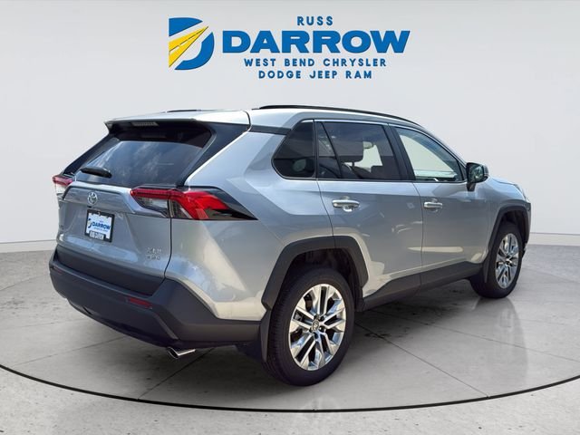 Used 2025 Silver Toyota XLE Premium image 5