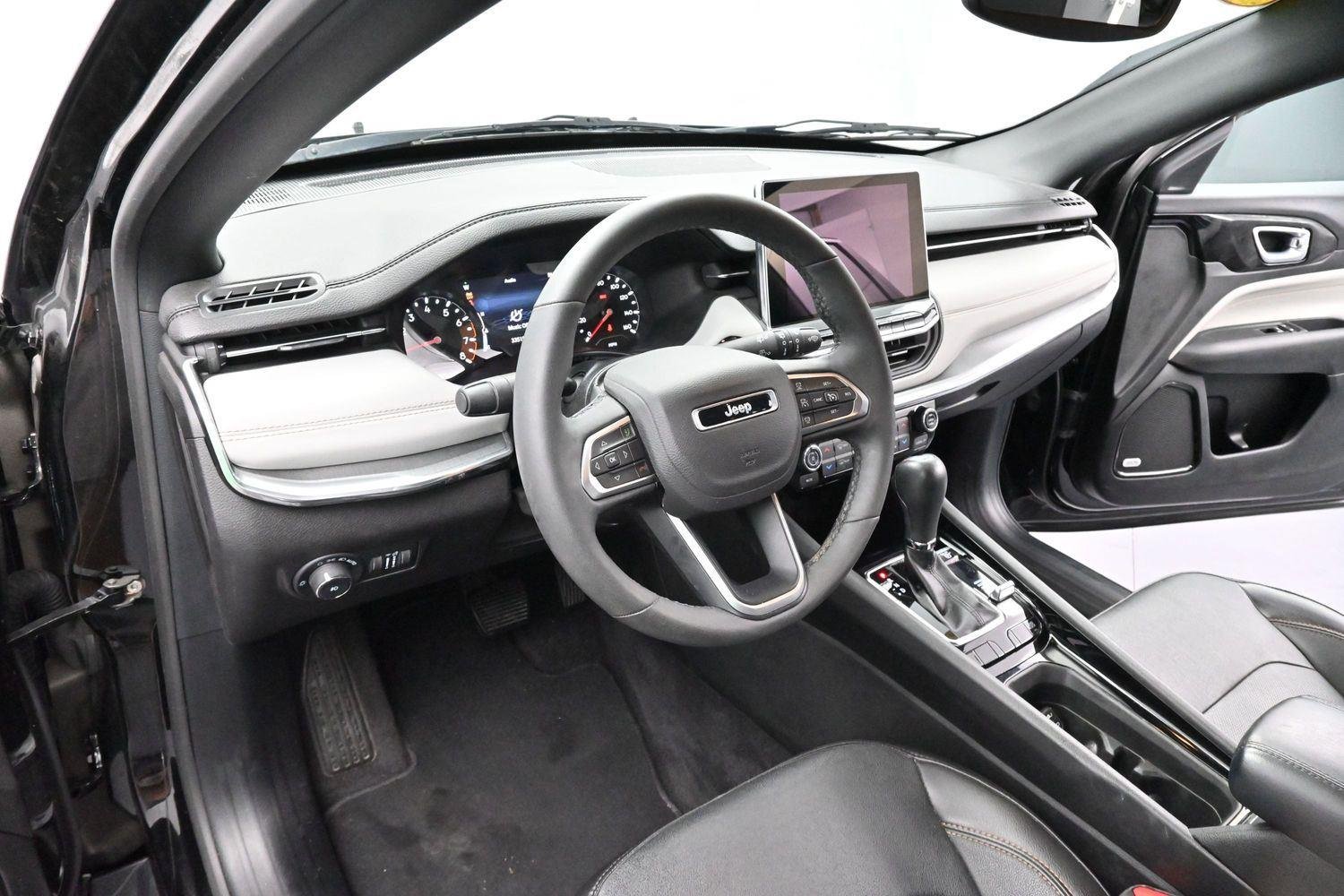 Used 2023 Diamond Black Crystal Pearlcoat Jeep Limited image 15