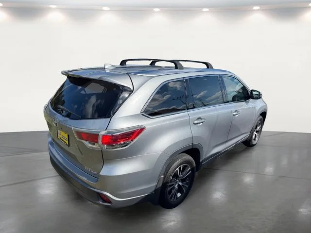 Used 2016 Silver Toyota XLE V6 image 15