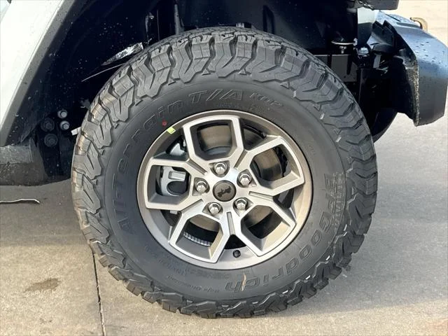 New 2027 Bright White Clear-Coat Paint Jeep  image 10