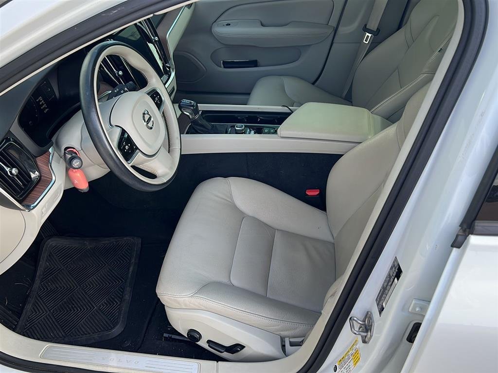 Used 2019 Crystal White Pearl Metallic Volvo Momentum image 7