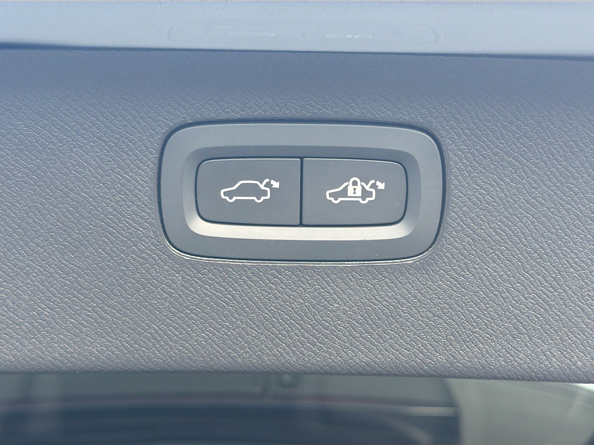 Used 2024 Vapour Gray Metallic Volvo Plus Bright Theme image 13