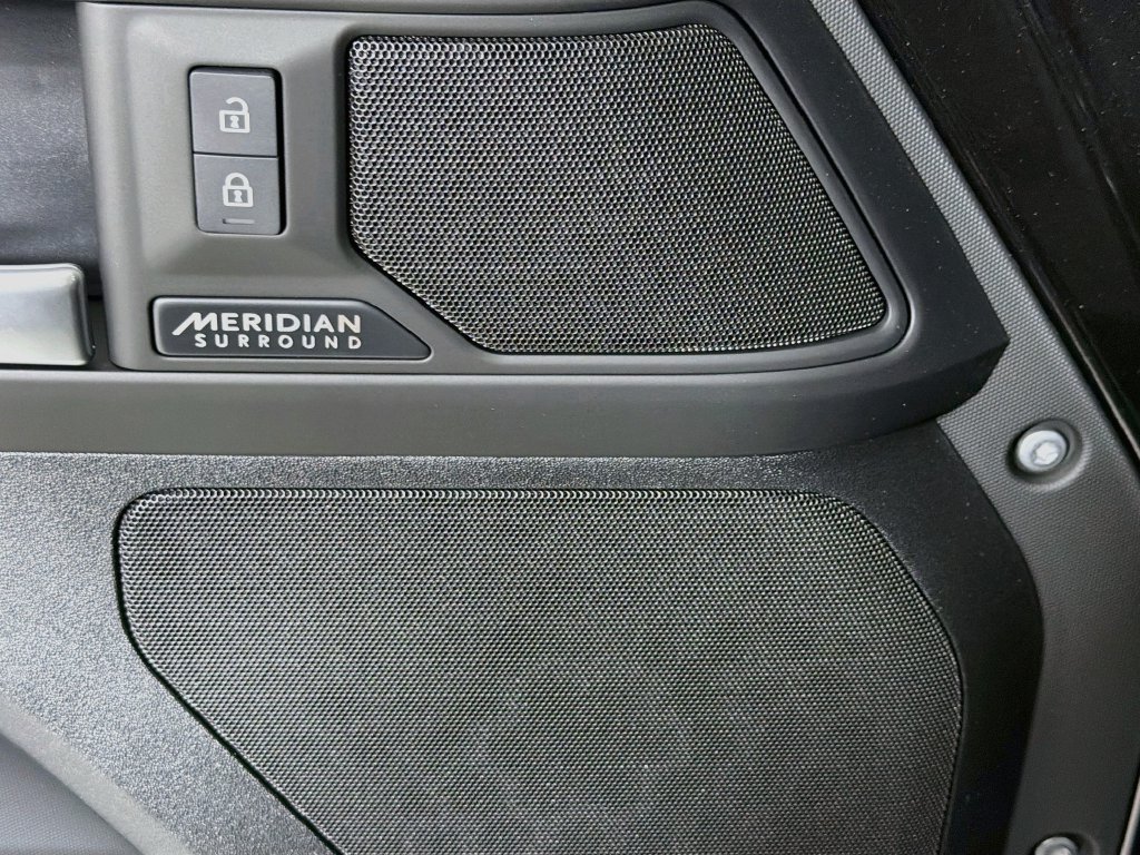 New 2026 Santorini Black Land Rover X-Dynamic SE image 19