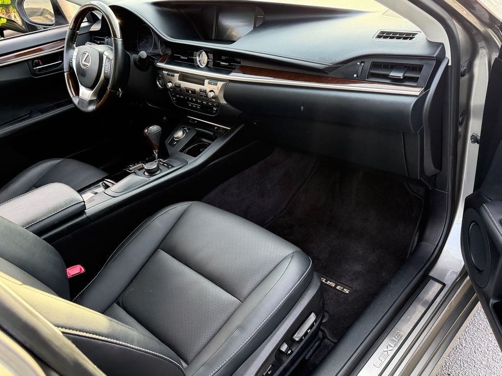 Used 2015 Silver Lexus 350 image 17