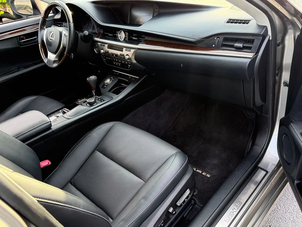 Used 2015 Silver Lexus 350 image 17