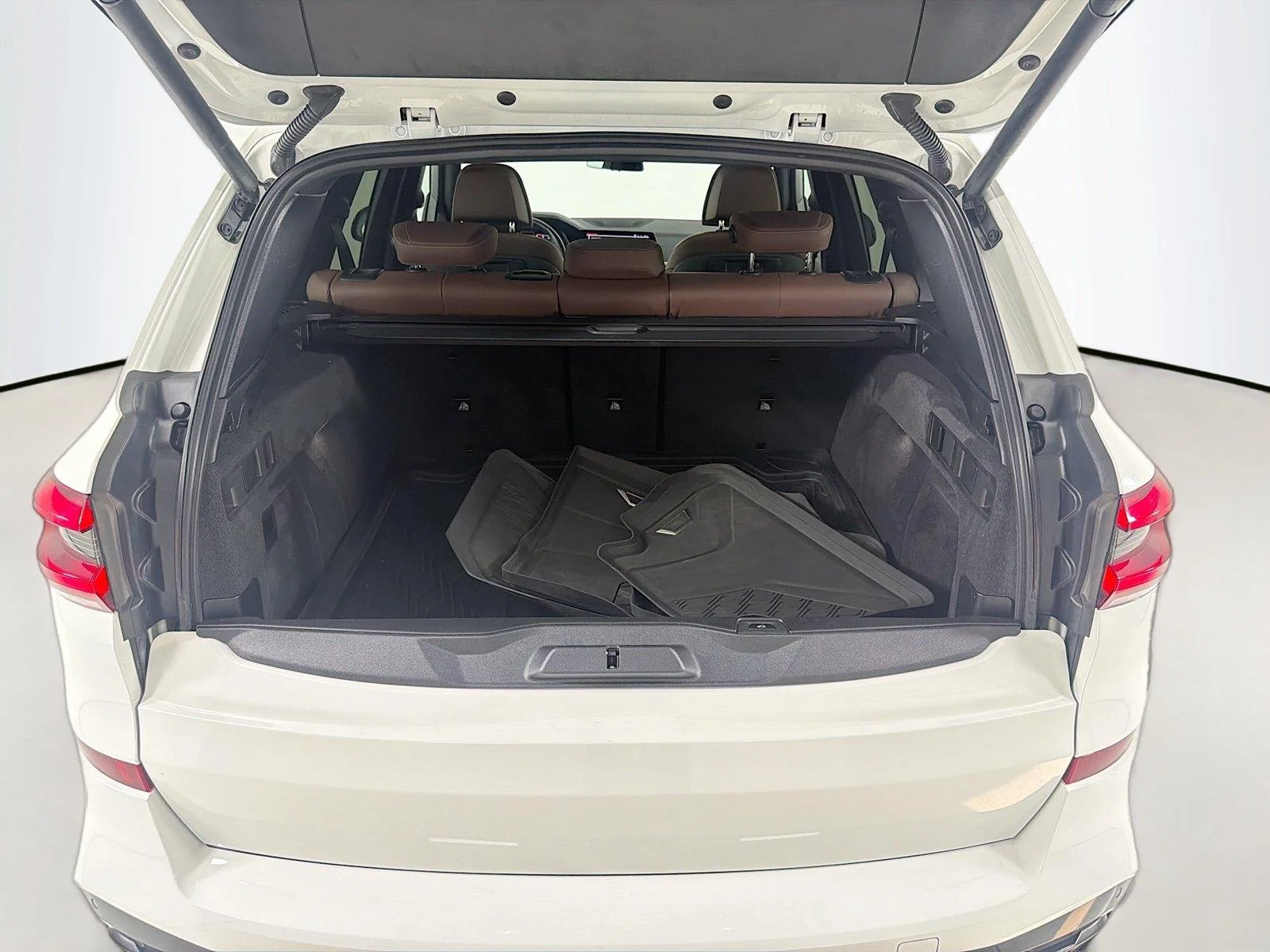 Used 2021 Alpine White BMW M50i image 24