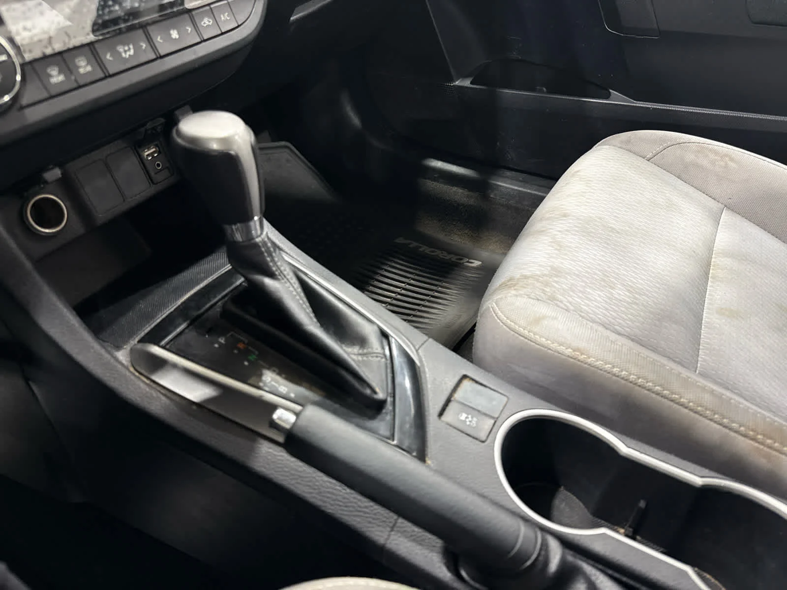Used 2016 Green Toyota LE image 19