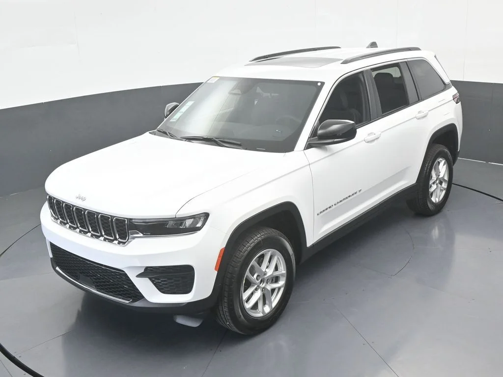 New 2026 Bright White Clear-Coat Exterior Paint Jeep Laredo X image 43