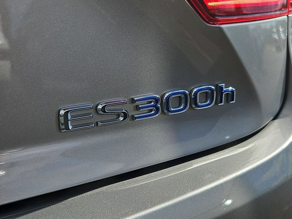 Used 2015 Silver Lexus 300h image 26