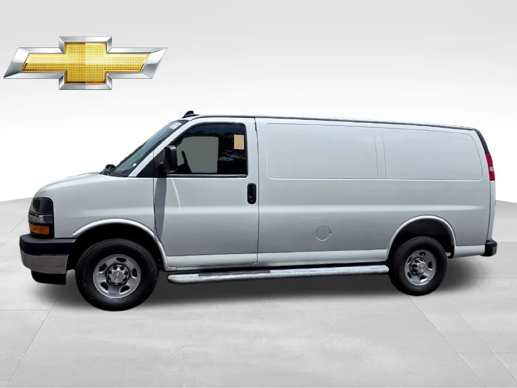 Used 2025 Summit White Chevrolet WT image 3