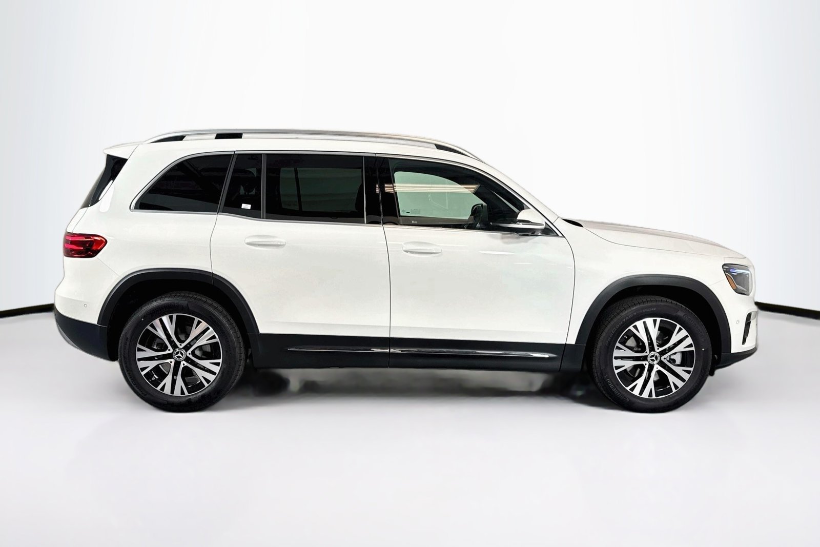 New 2026 Polar White Mercedes-Benz GLB 250 image 4