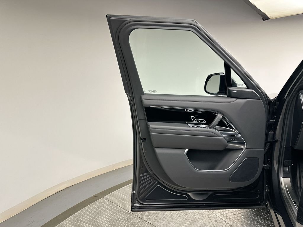 Used 2023  Land Rover SE image 21