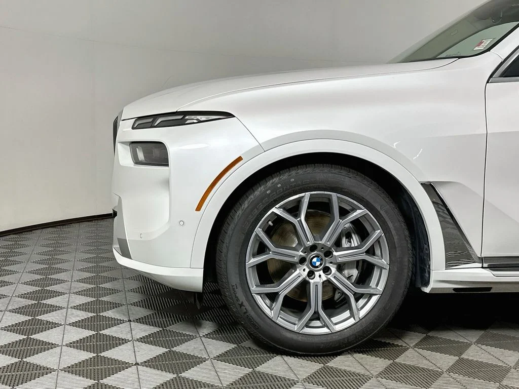 Used 2025 White Metallic BMW xDrive40i image 9