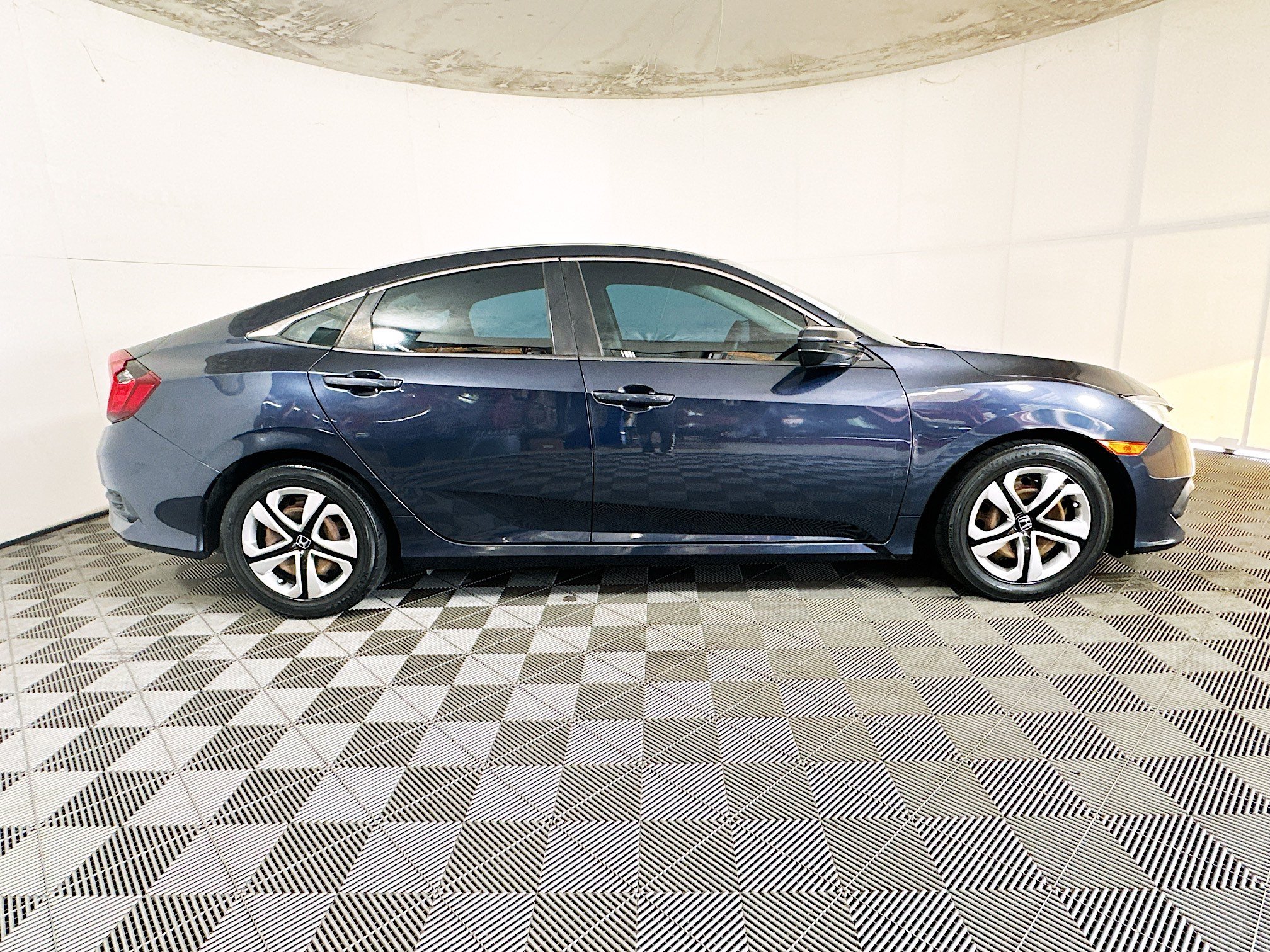 Used 2018 Gray Honda LX image 2