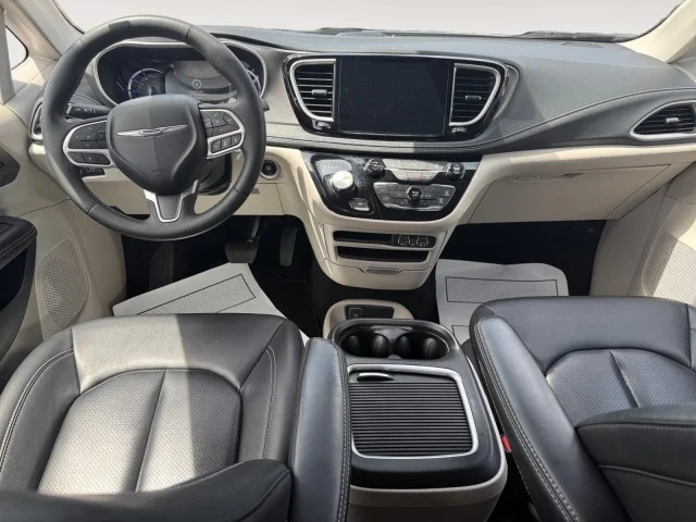 Used 2024  Chrysler  image 18