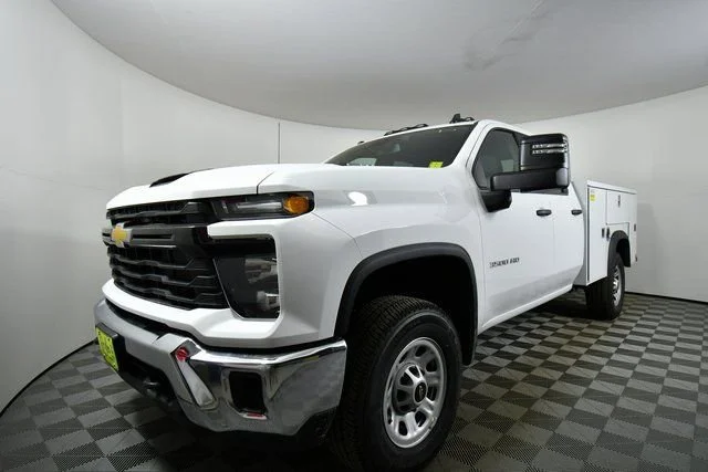 New 2026 Summit White Chevrolet WT image 6