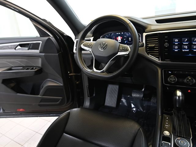 Used 2023 Black Volkswagen 3.6L V6 SE w/Technology image 27