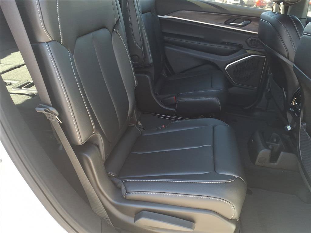 New 2025 Bright White Clear-Coat Exterior Paint Jeep Limited image 9