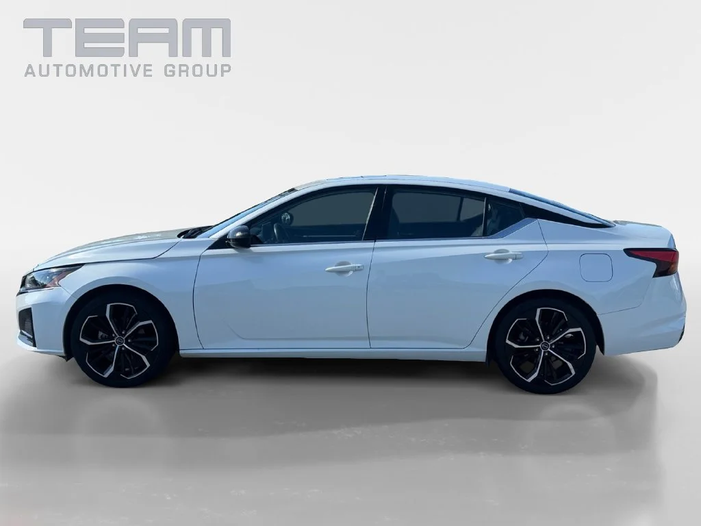 Used 2025 White Nissan 2.5 SR image 4