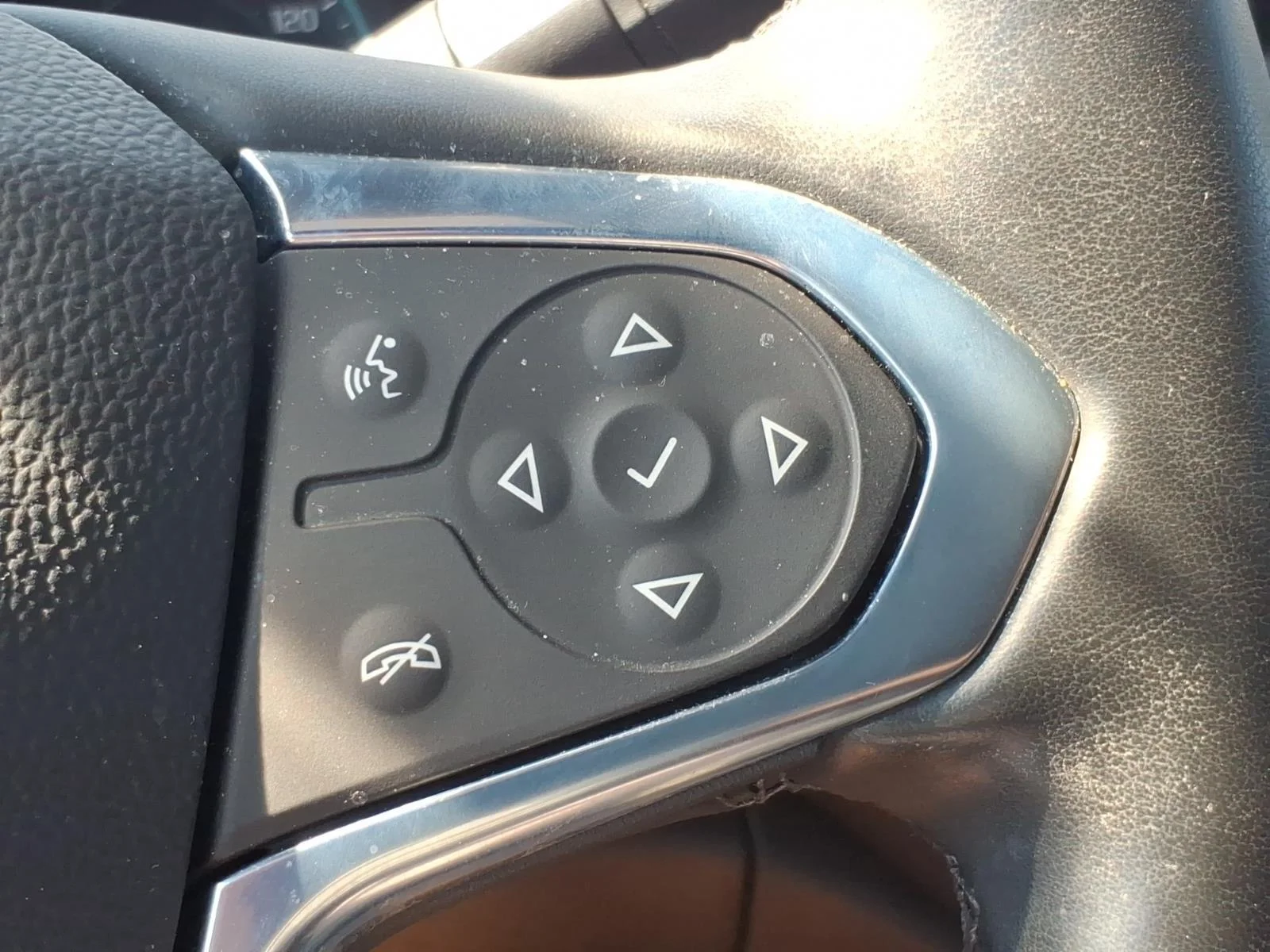 Used 2023 Silver Sage Metallic Chevrolet LT Cloth image 15