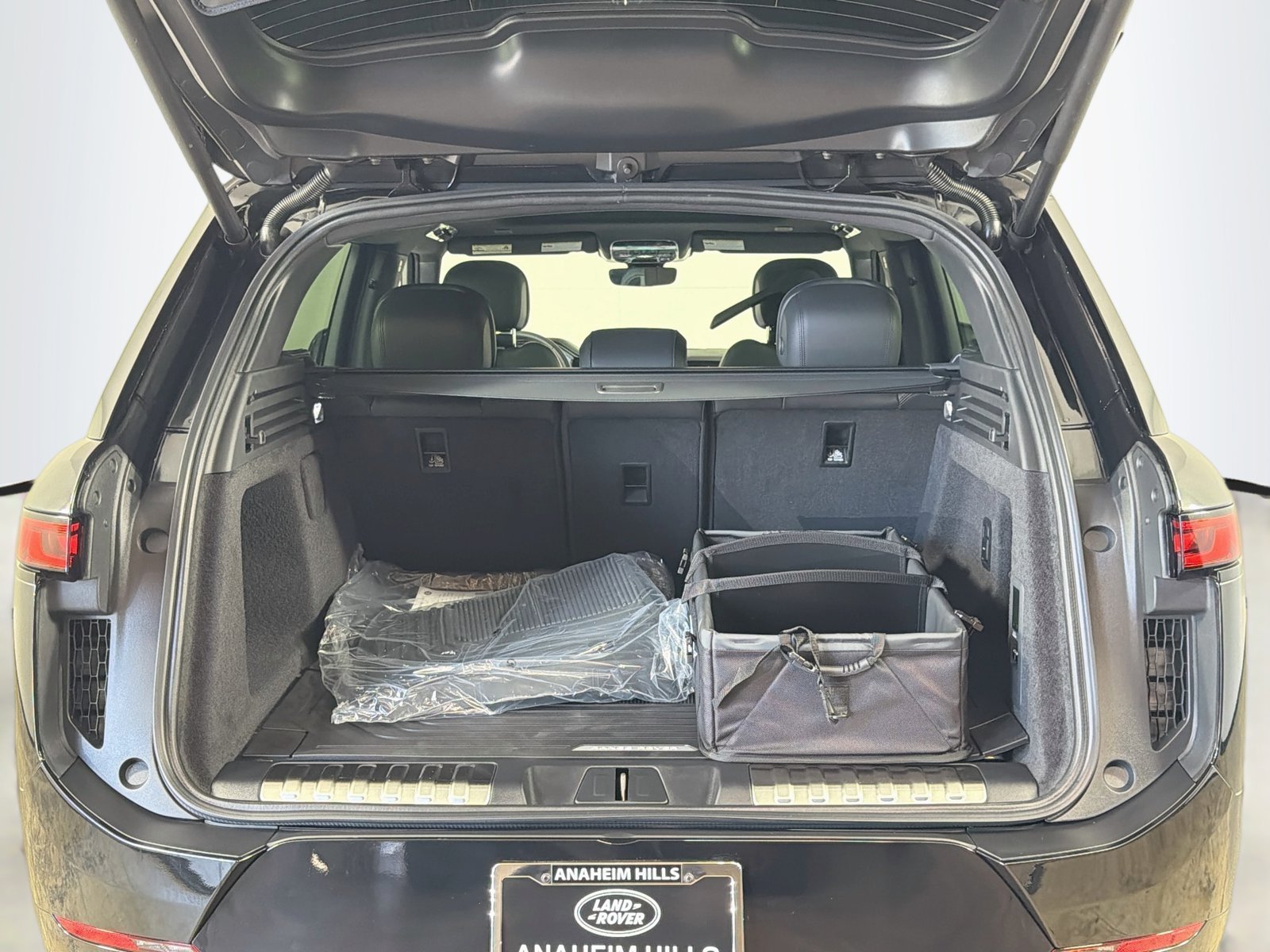 New 2027 Santorini Black LAND ROVER Dynamic SE P400 image 29
