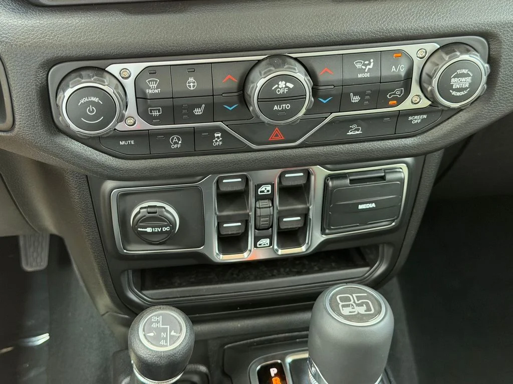 New 2026 Black Clear-Coat Exterior Paint Jeep  image 17